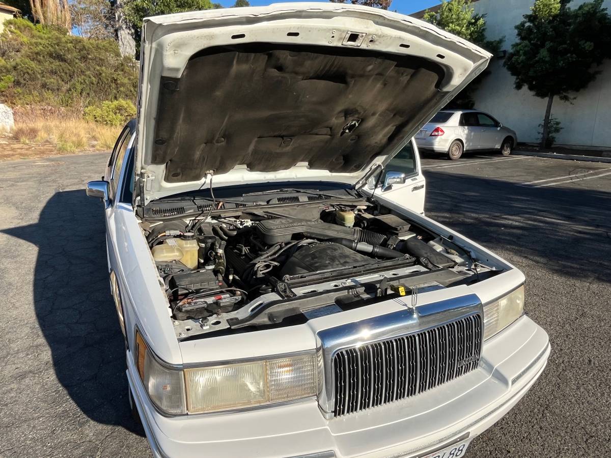 Lincoln-town-car-1994-white-20