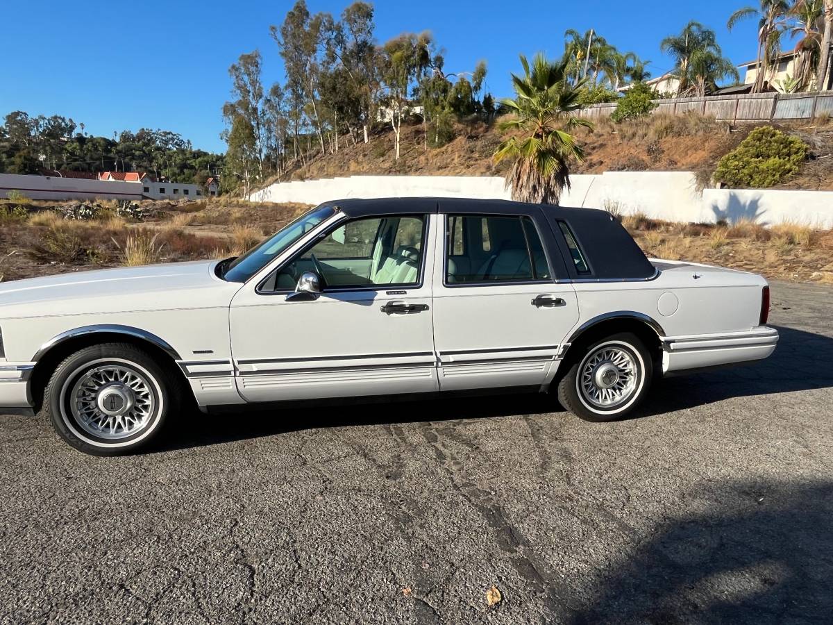 Lincoln-town-car-1994-white-23