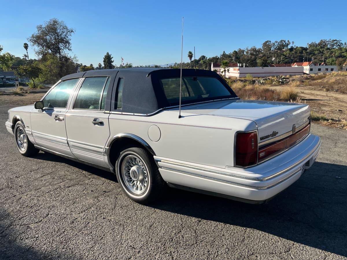 Lincoln-town-car-1994-white-3