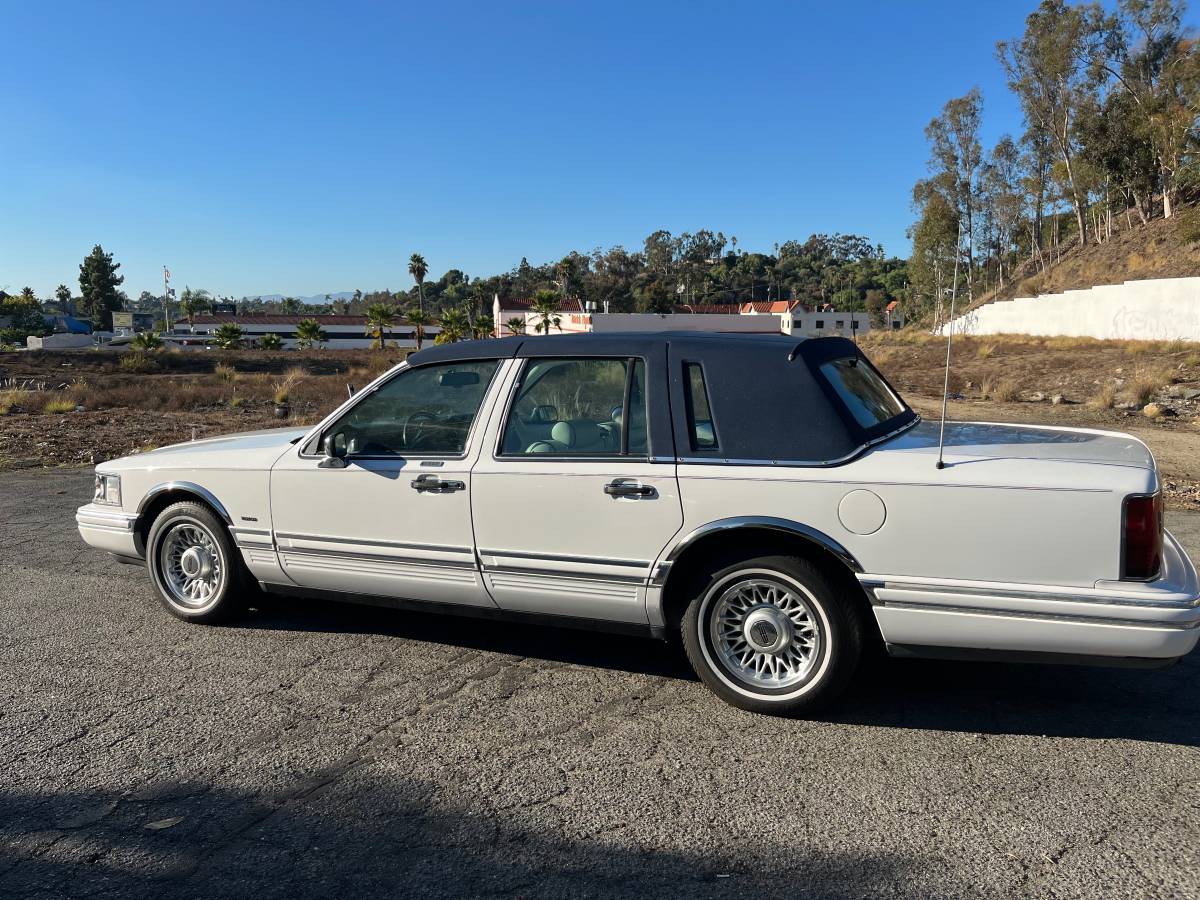 Lincoln-town-car-1994-white-4