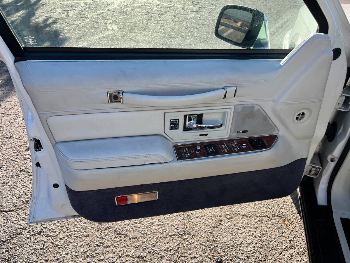 Lincoln-town-car-1994-white-5