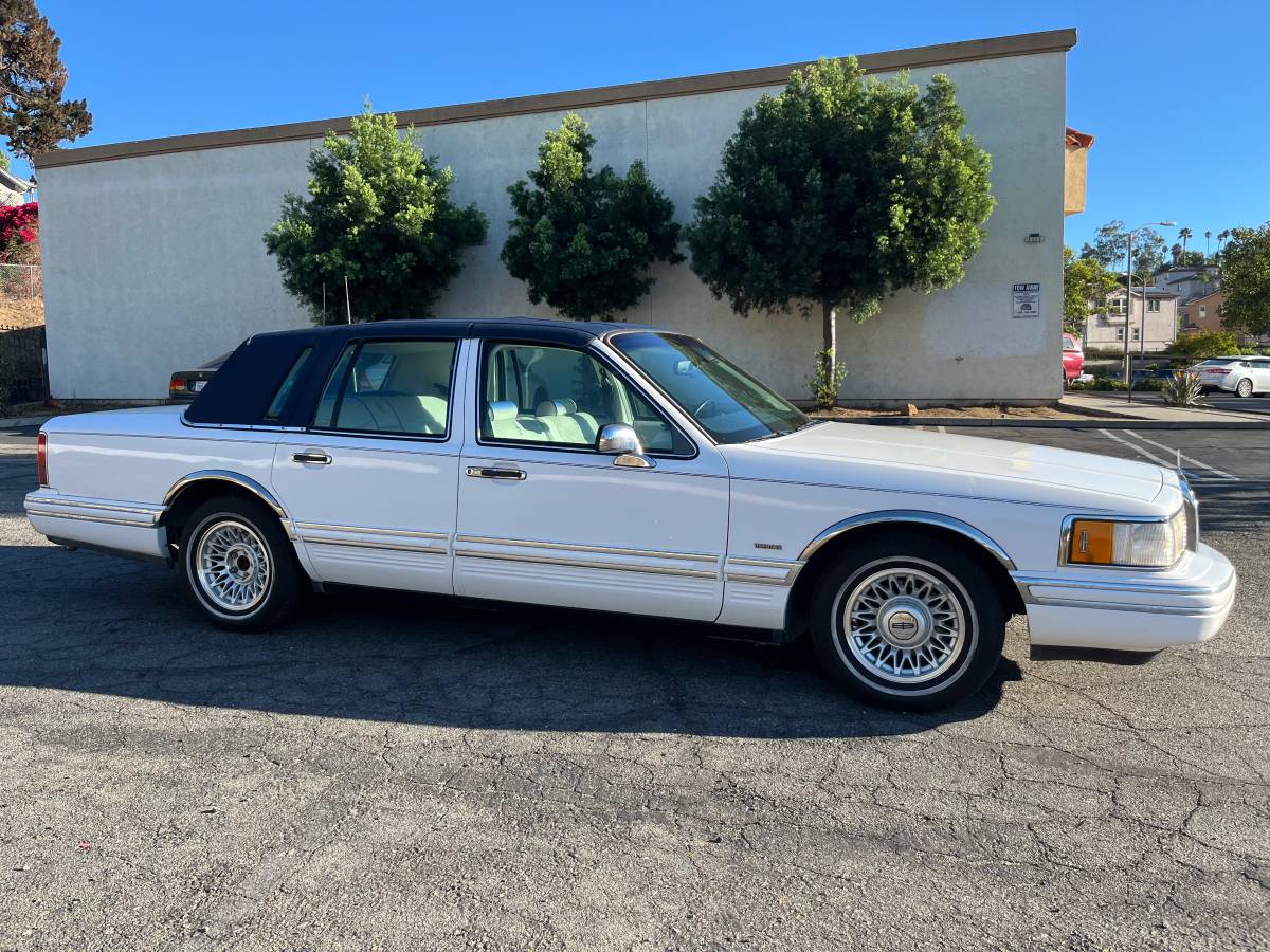 Lincoln-town-car-1994-white-6