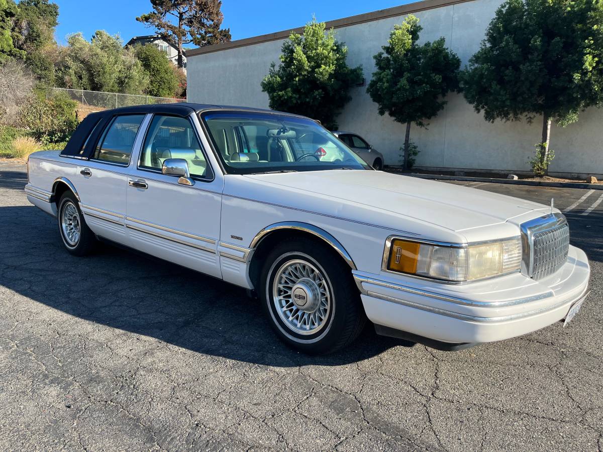 Lincoln-town-car-1994-white-8
