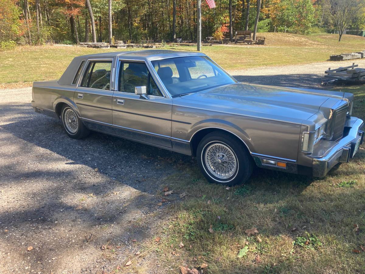 Lincoln-town-car-cartier-1988-silver-3