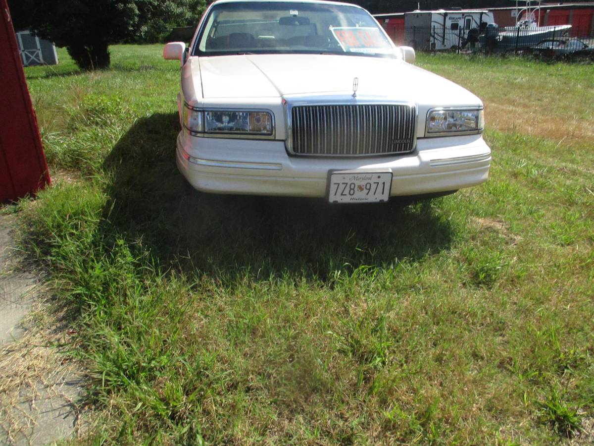Lincoln-town-car-cartier-1996-1