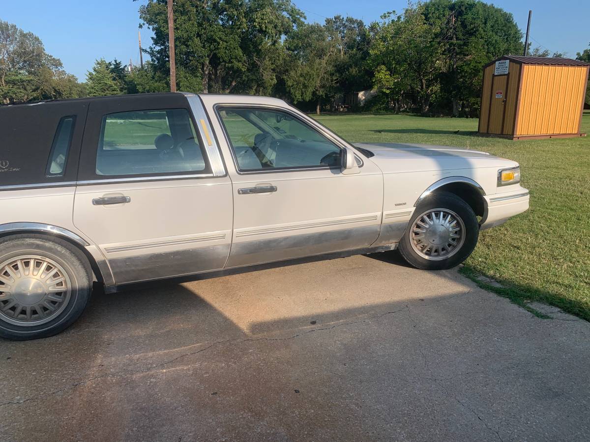 Lincoln-town-car-signature-limited-1996-white-1