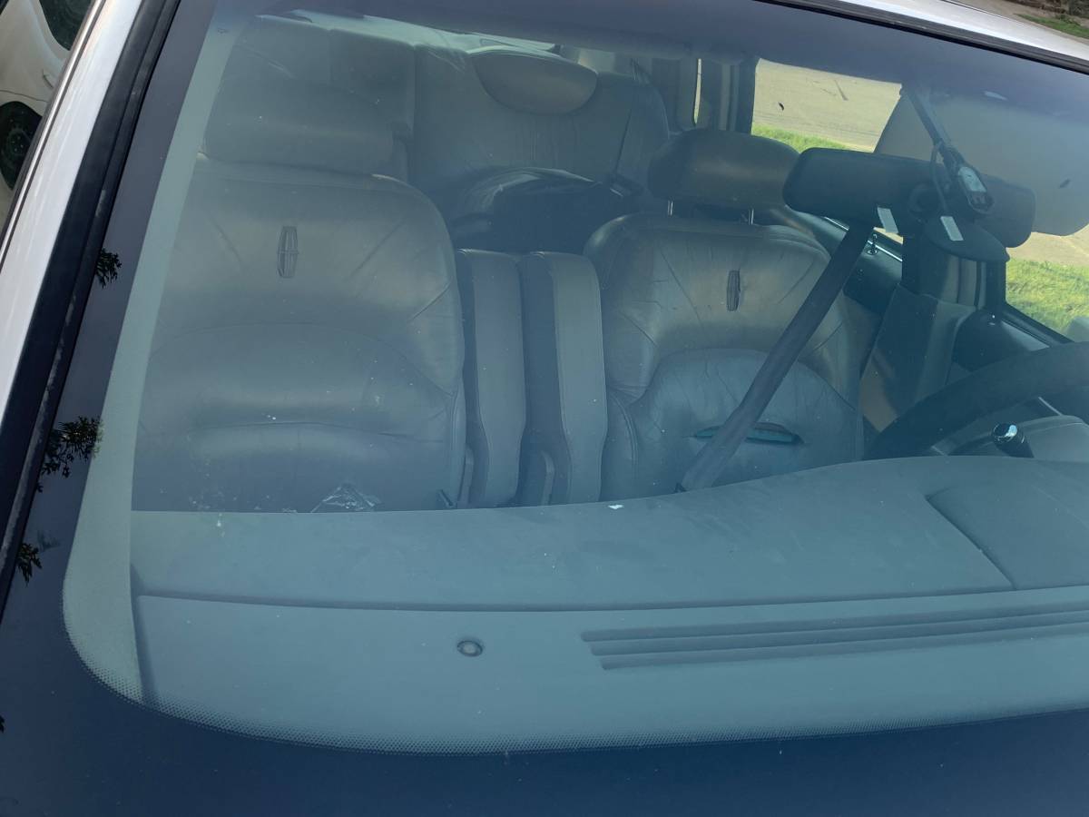Lincoln-town-car-signature-limited-1996-white-2