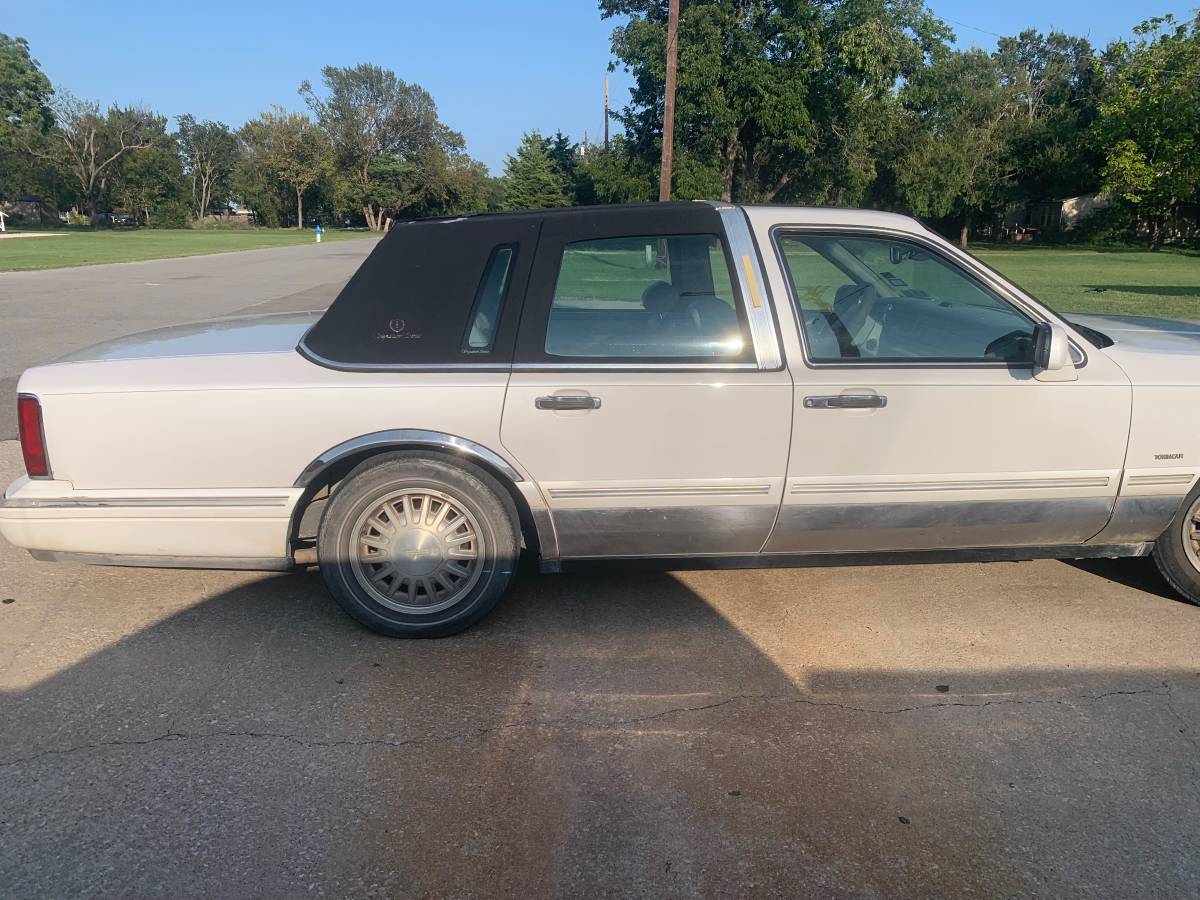 Lincoln-town-car-signature-limited-1996-white