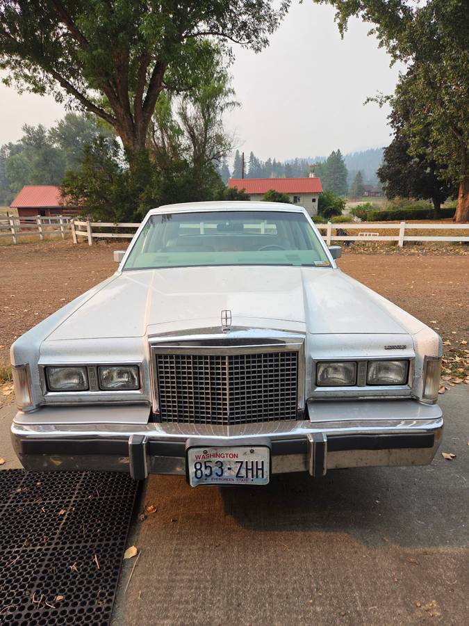 Lincoln-towncar-1985-silver-1