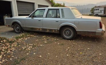 Lincoln-towncar-1985-silver-2