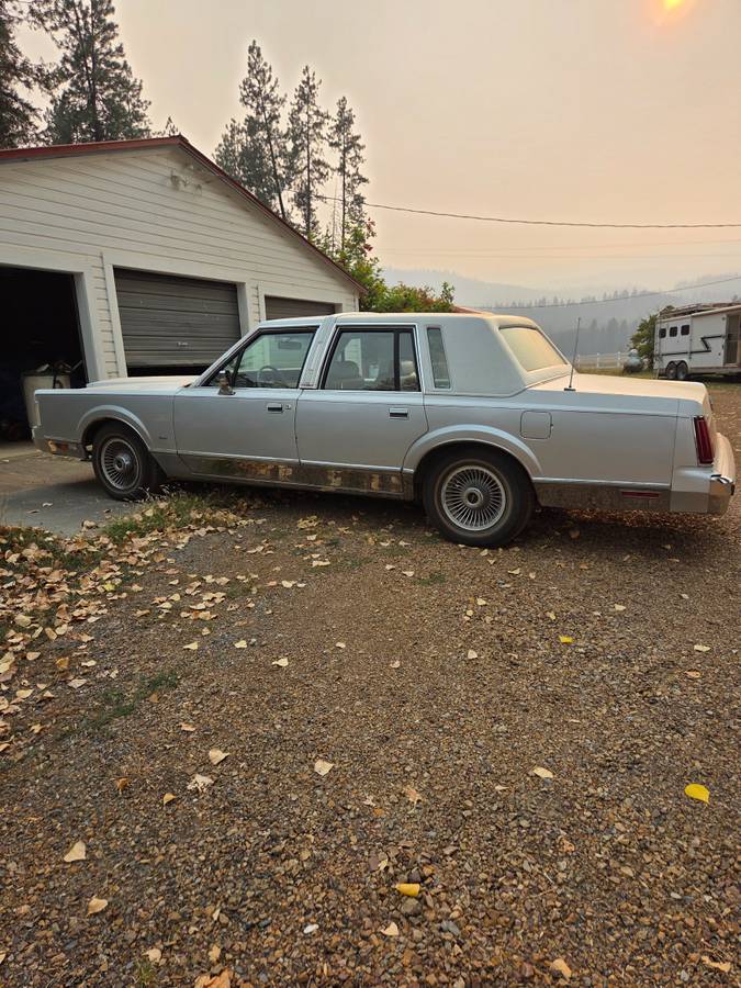 Lincoln-towncar-1985-silver-2