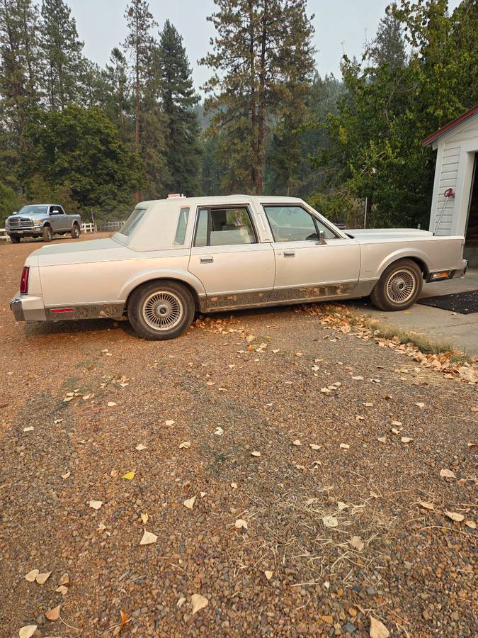 Lincoln-towncar-1985-silver-4