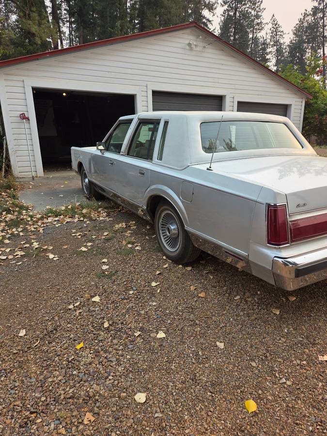 Lincoln-towncar-1985-silver