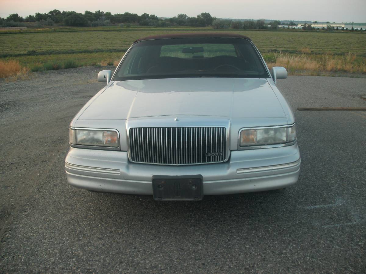 Lincoln-towncar-1996-silver-1