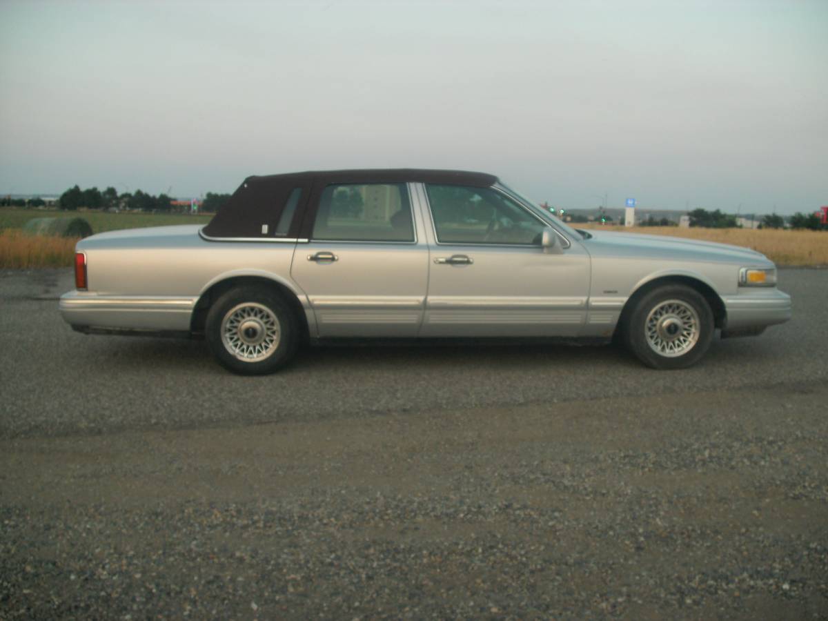 Lincoln-towncar-1996-silver-2