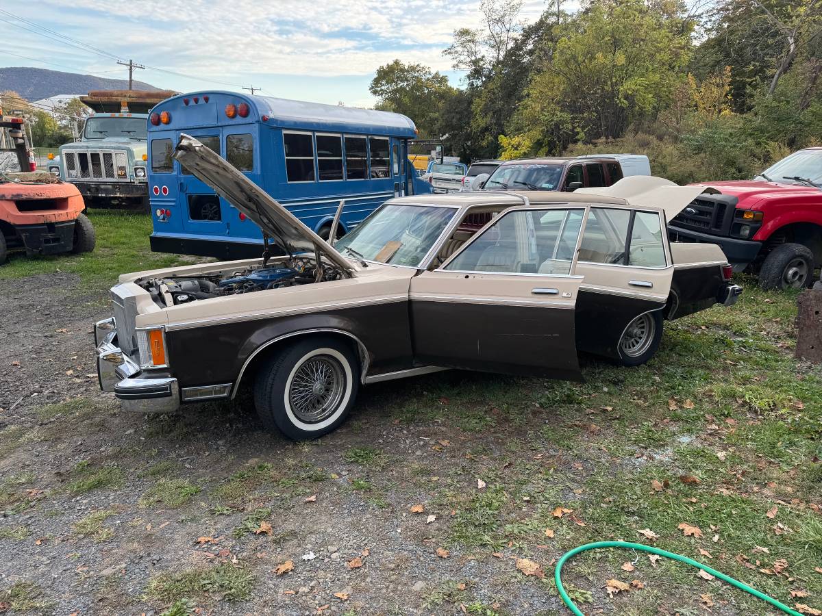 Lincoln-versailles-1979-brown-14