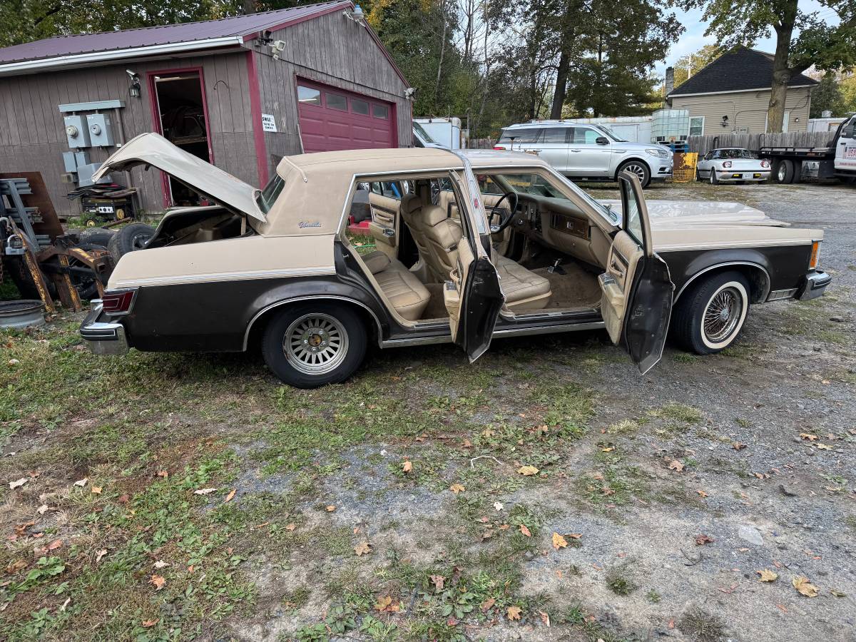 Lincoln-versailles-1979-brown-15