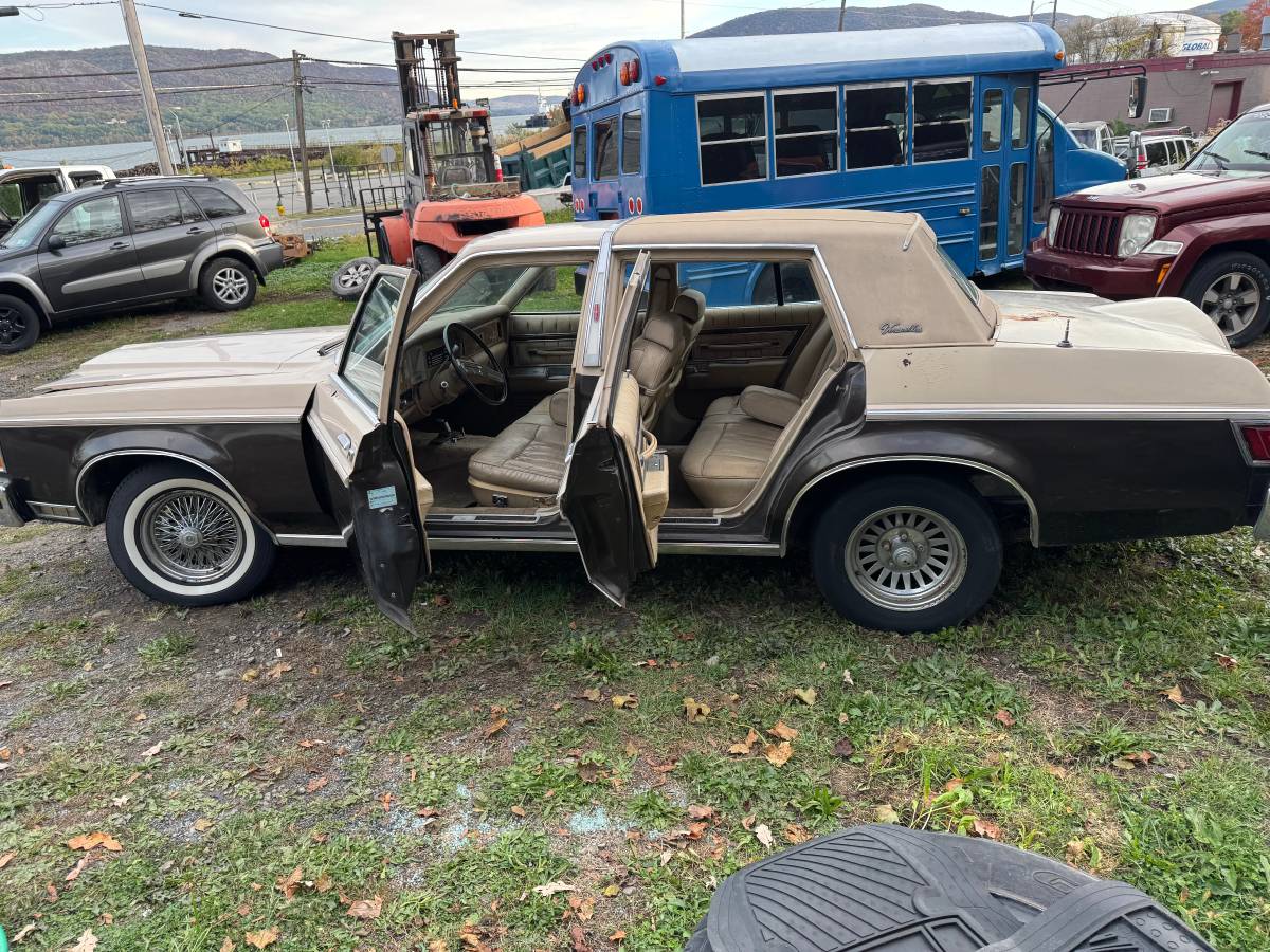 Lincoln-versailles-1979-brown-18