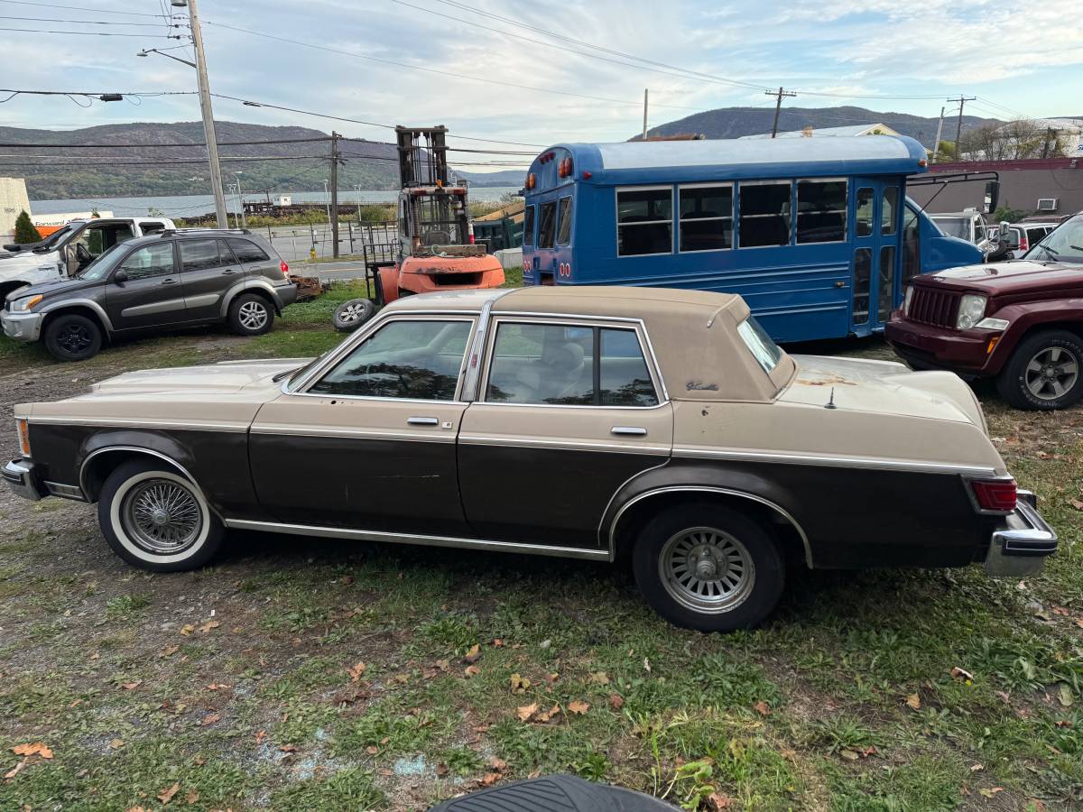 Lincoln-versailles-1979-brown-3