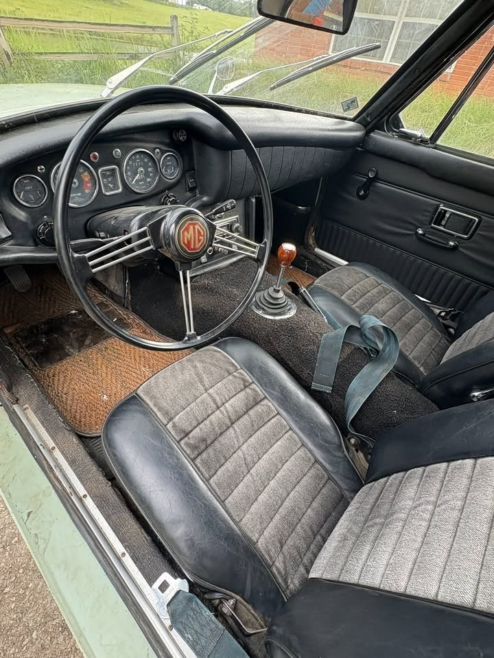 MG-MGB-1969-Hatchback-13