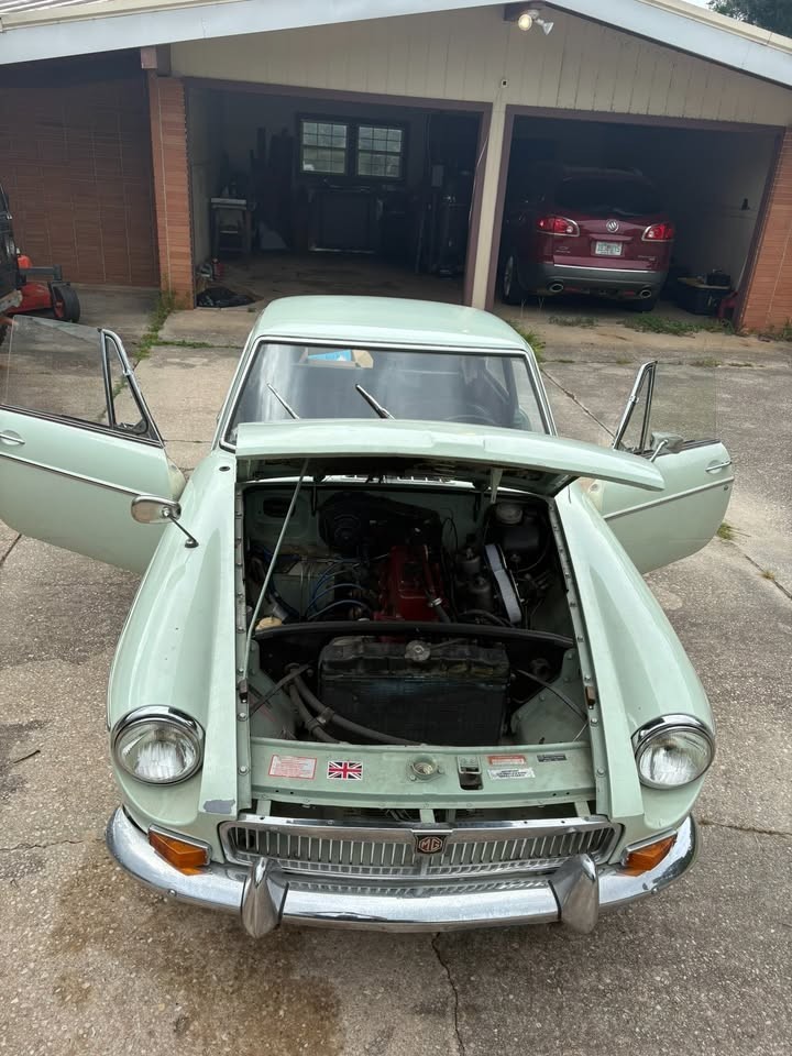 MG-MGB-1969-Hatchback-2