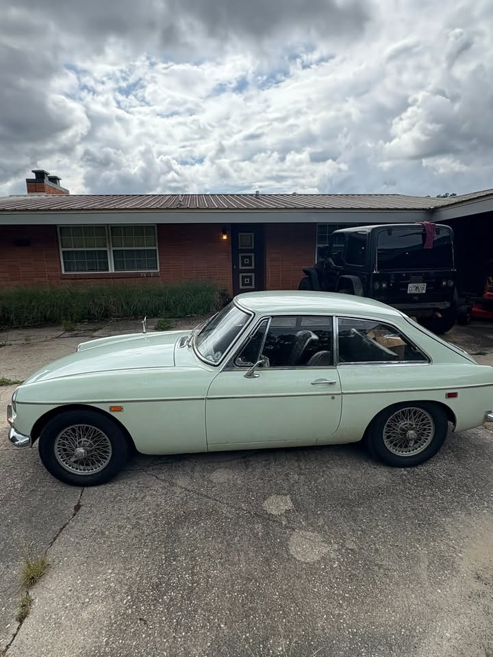 MG-MGB-1969-Hatchback-5