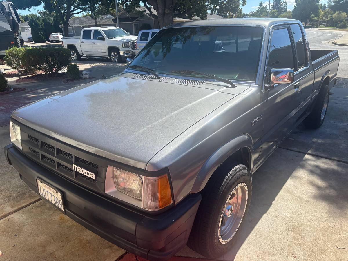 Mazda-b2200-1990-grey-1