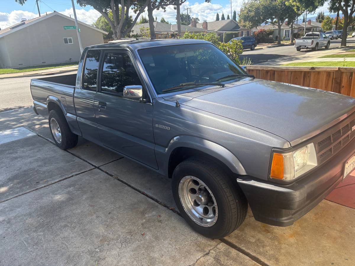 Mazda-b2200-1990-grey-2