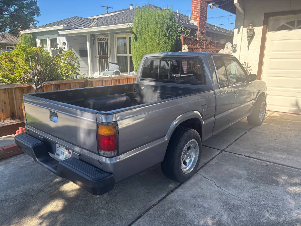 Mazda-b2200-1990-grey-3