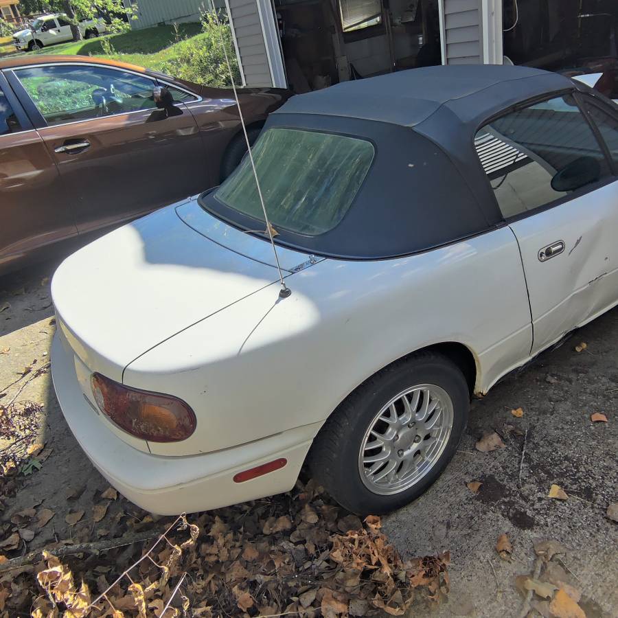 Mazda-mx-5-miata-1991-white-16