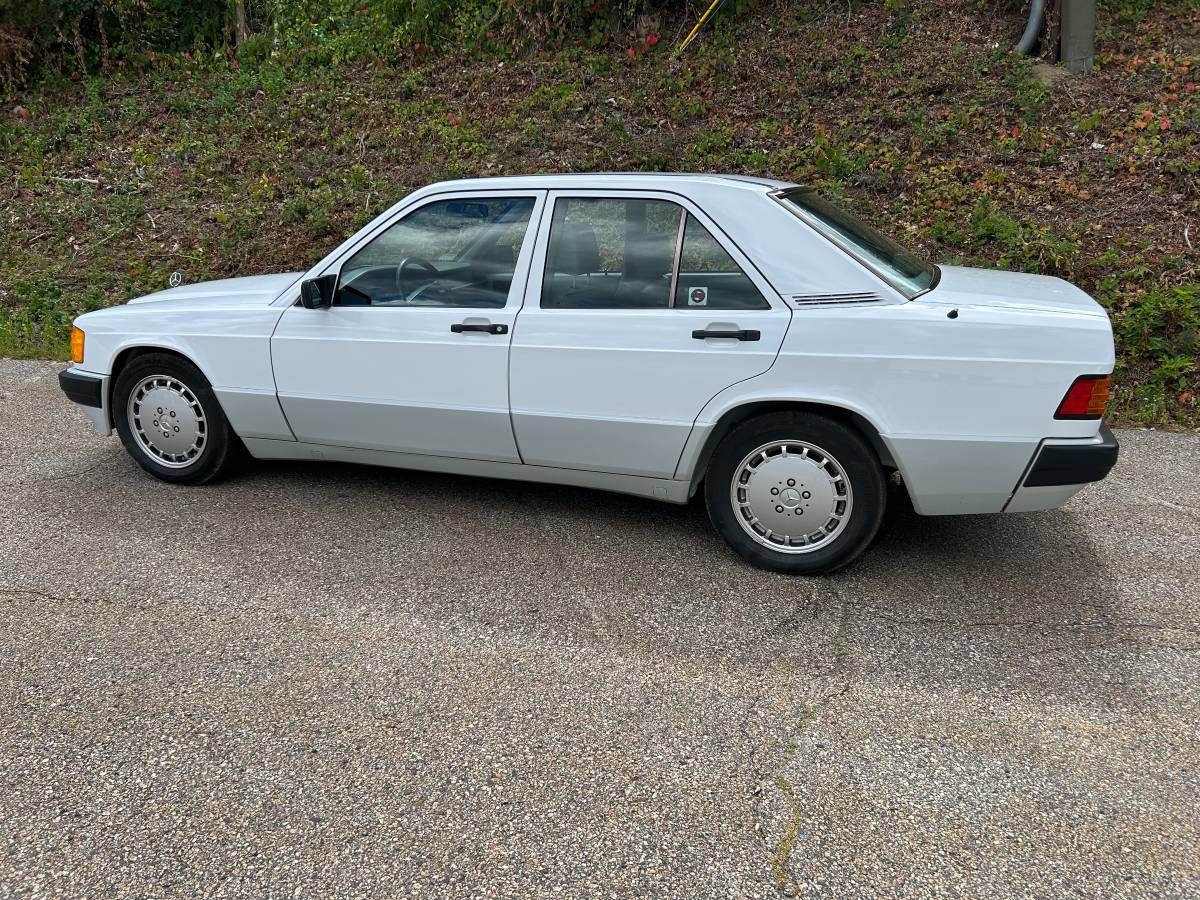Mercedes-190e-1991-white-17
