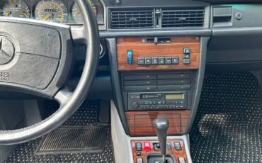 Mercedes-190e-1991-white-8