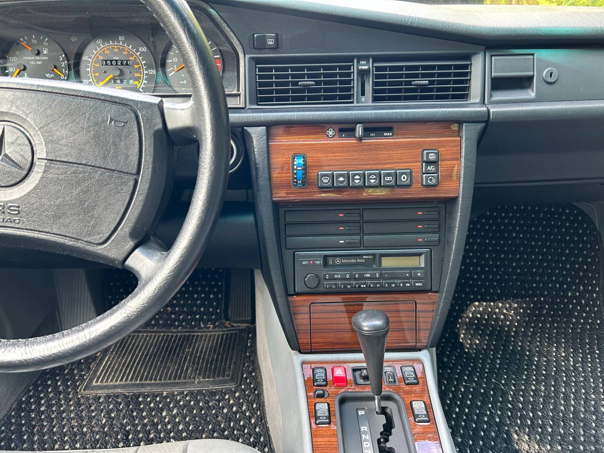 Mercedes-190e-1991-white-8
