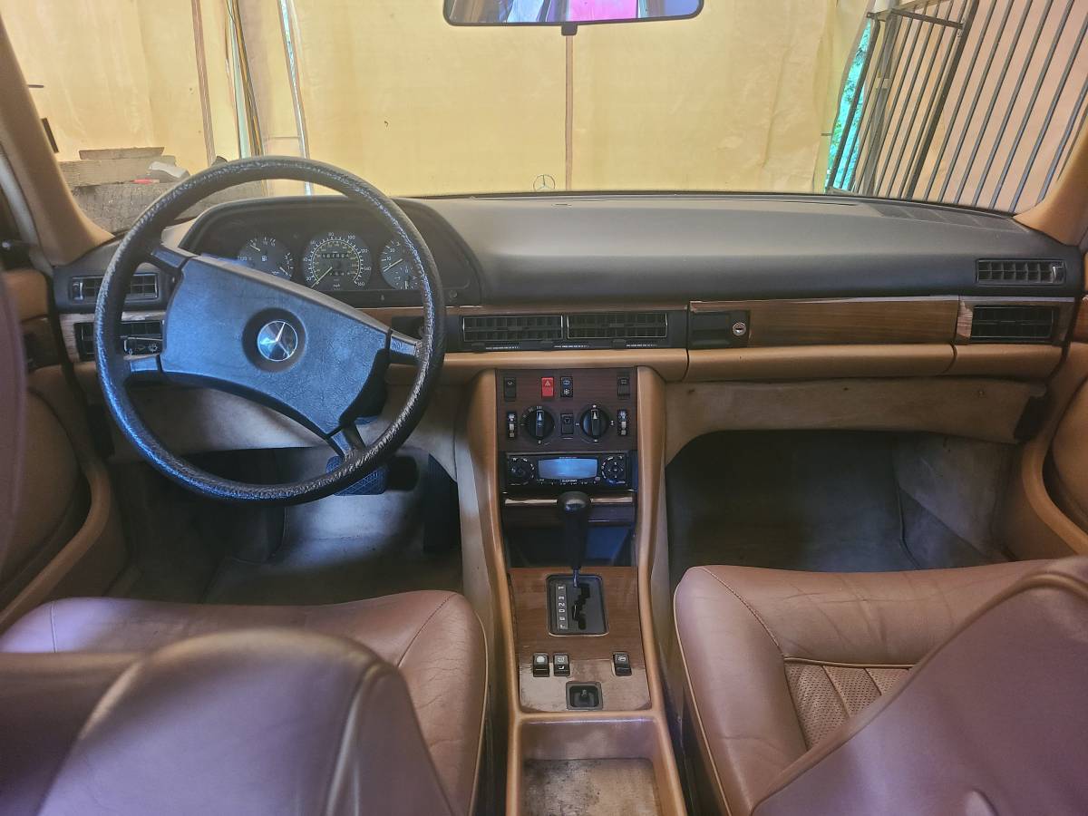 Mercedes-1981-grey-9