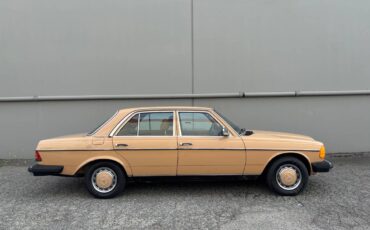 Mercedes-240d-diesel-1977-1