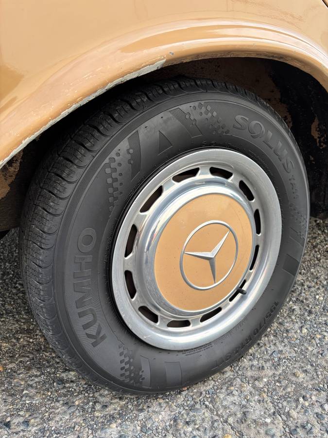 Mercedes-240d-diesel-1977-10