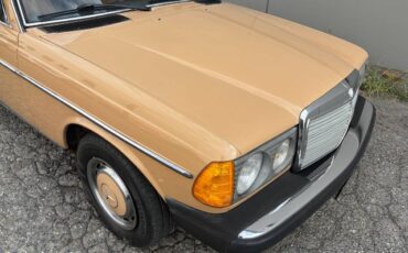 Mercedes-240d-diesel-1977-2