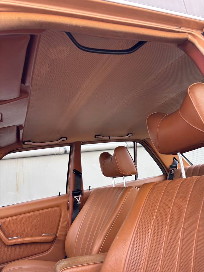 Mercedes-240d-diesel-1977-4