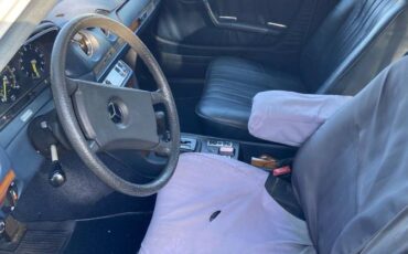 Mercedes-280-e-1981-white-4