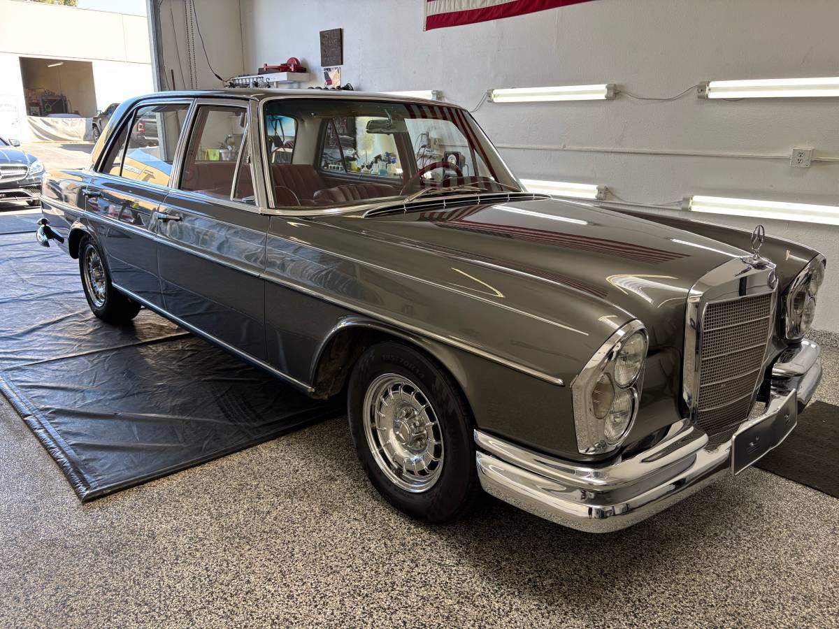 Mercedes-300-sel-1967-silver-81