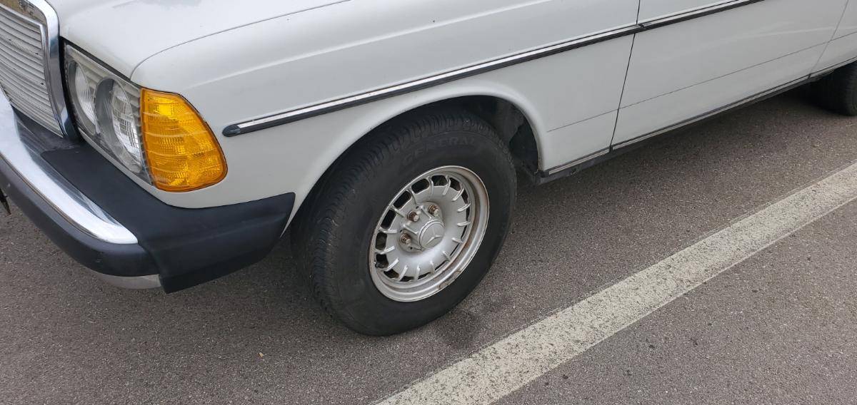 Mercedes-300cd-diesel-1978-grey-7