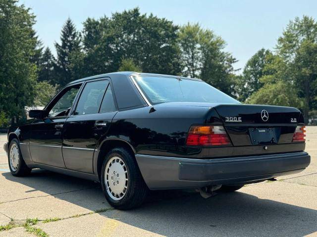 Mercedes-300e-1993-3
