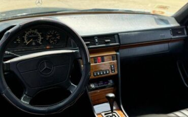Mercedes-300e-1993-4