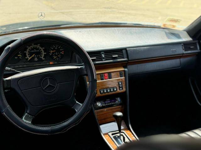 Mercedes-300e-1993-4