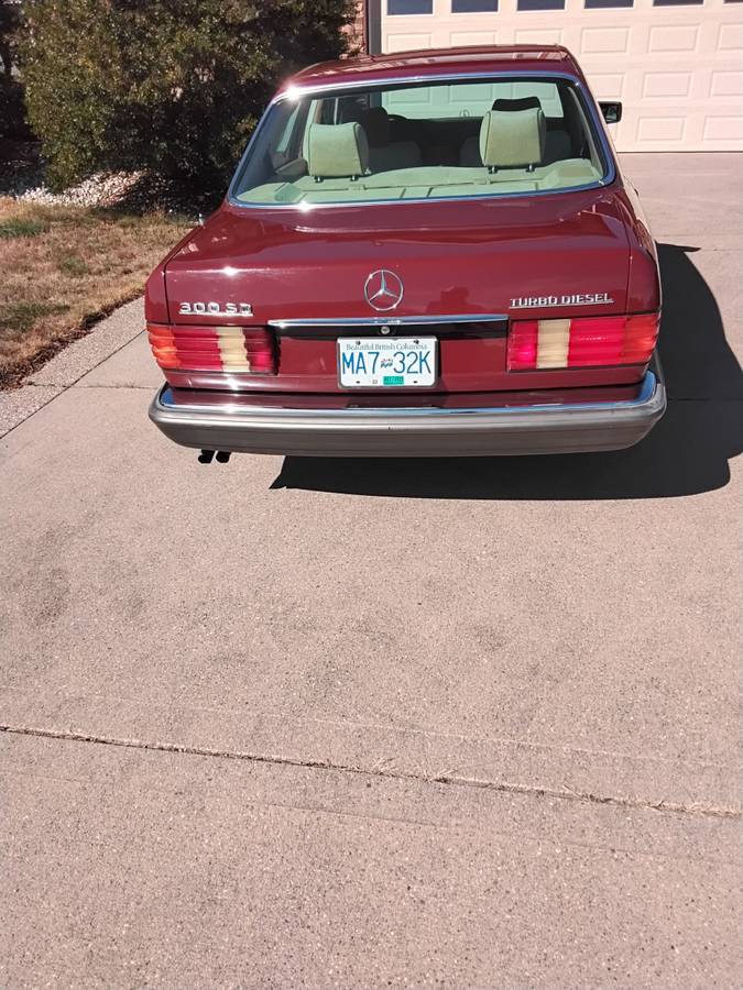 Mercedes-300sd-diesel-1983-red-10