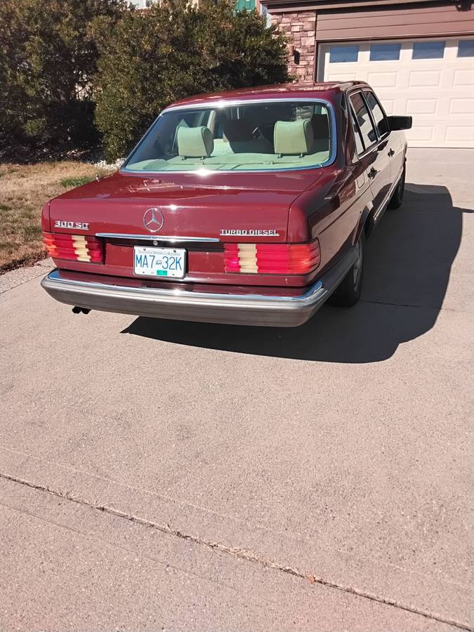 Mercedes-300sd-diesel-1983-red-5