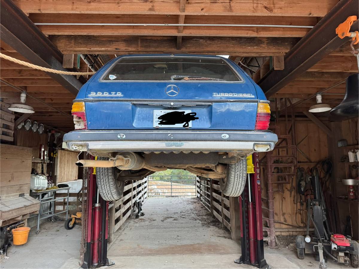 Mercedes-300td-diesel-1984-blue-1