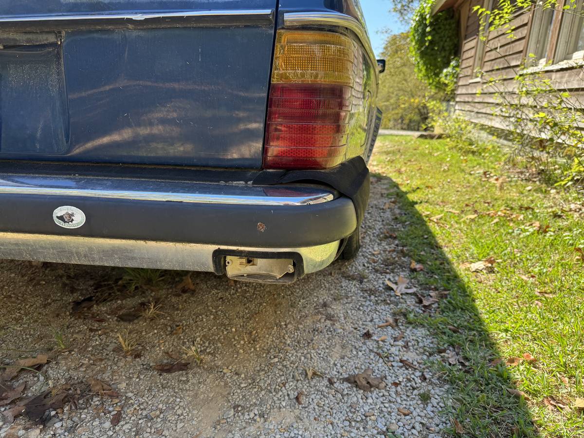 Mercedes-300td-diesel-1984-blue-19