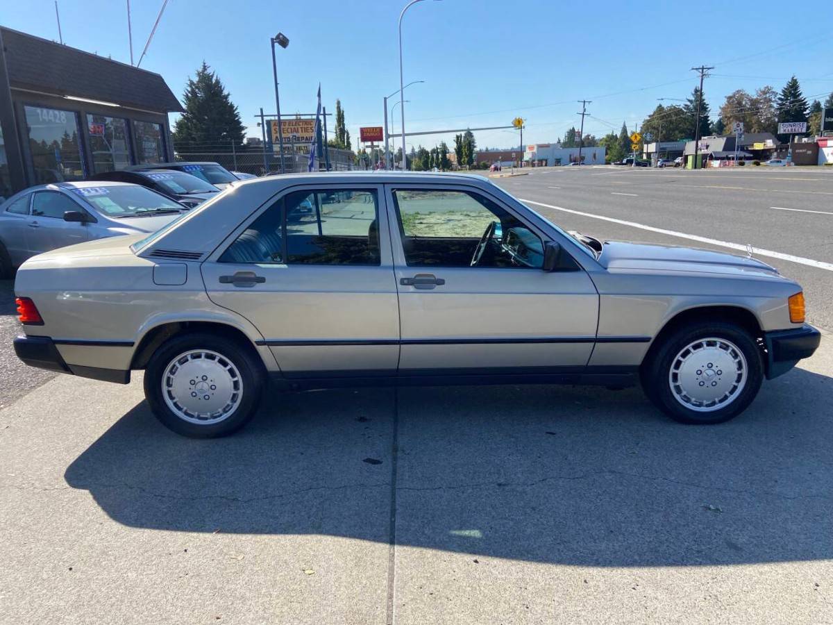 Mercedes-benz-190-class-190-e-2-1986-16