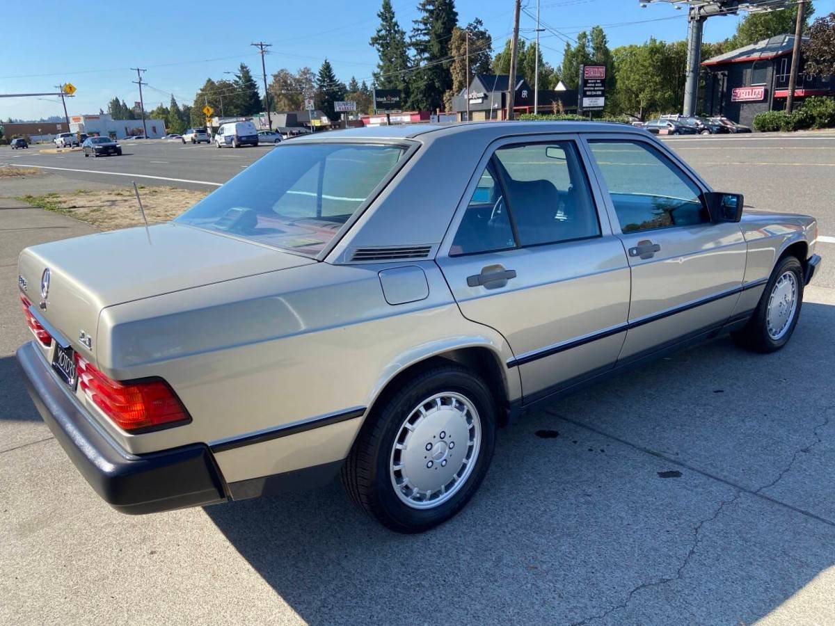 Mercedes-benz-190-class-190-e-2-1986-4